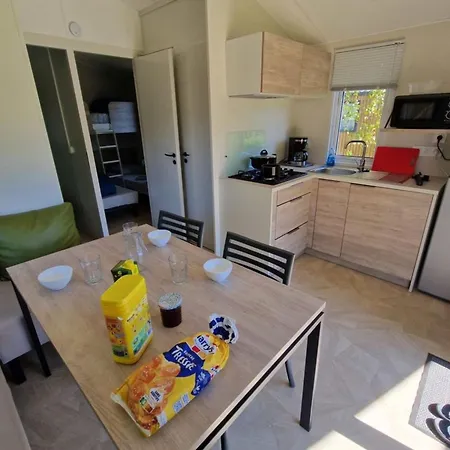 Mobil Avec Terrasse Pour 5 Personnes - Api-1-52-1299 *