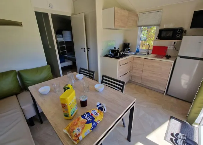 Mobil Avec Terrasse Pour 5 Personnes - Api-1-52-1299 *